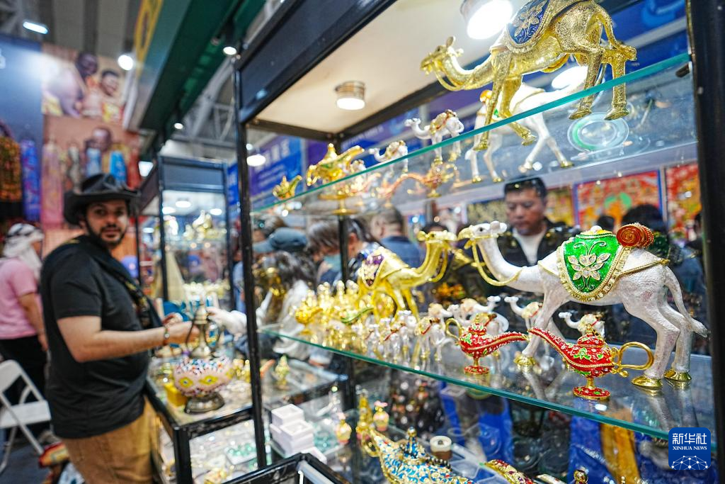多国工艺品“扮靓”中俄博览会