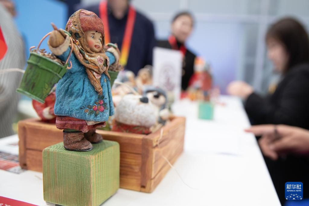 多国工艺品“扮靓”中俄博览会