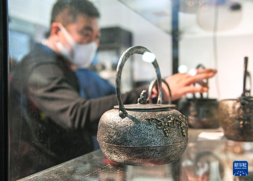 多国工艺品“扮靓”中俄博览会