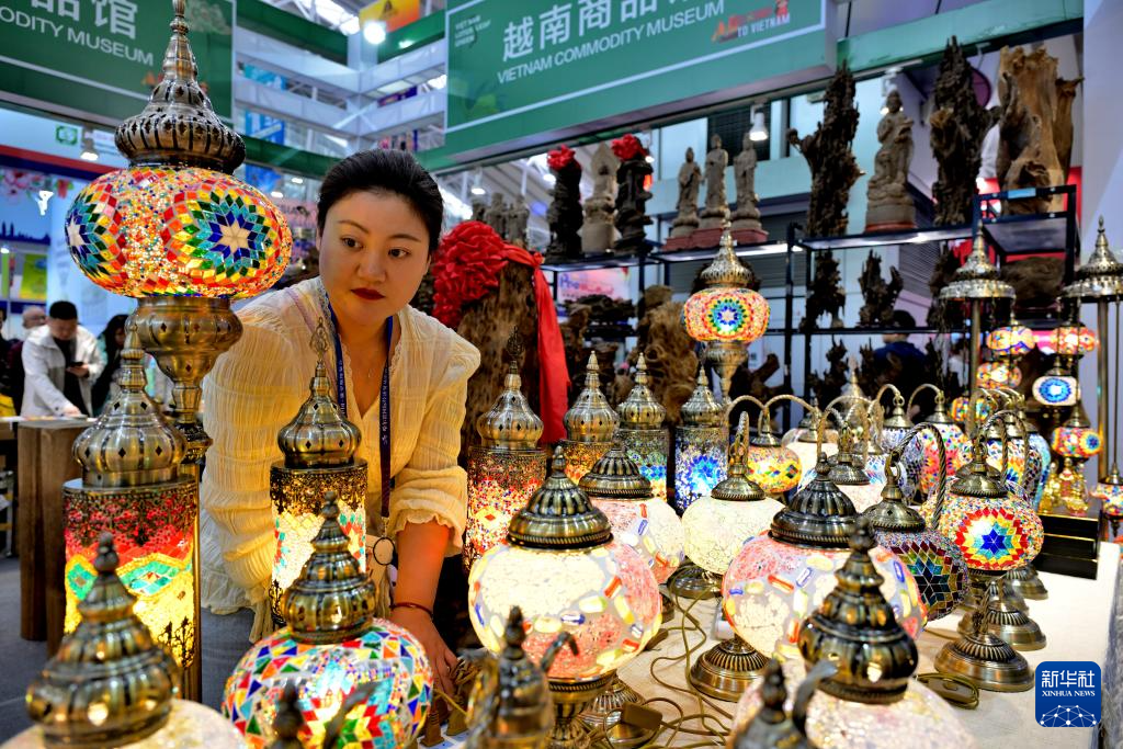 多国工艺品“扮靓”中俄博览会
