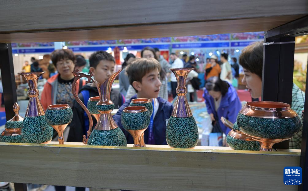 多国工艺品“扮靓”中俄博览会