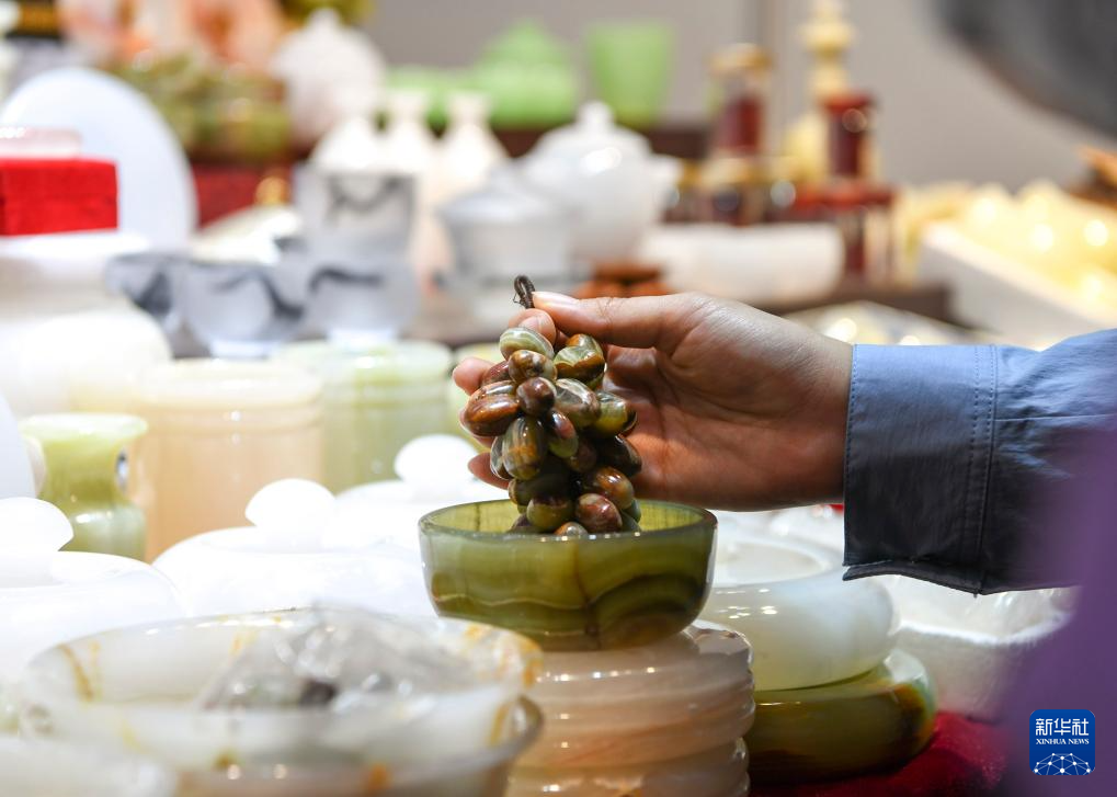 多国工艺品“扮靓”中俄博览会