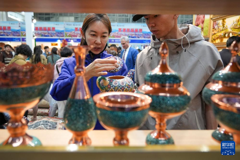 多国工艺品“扮靓”中俄博览会