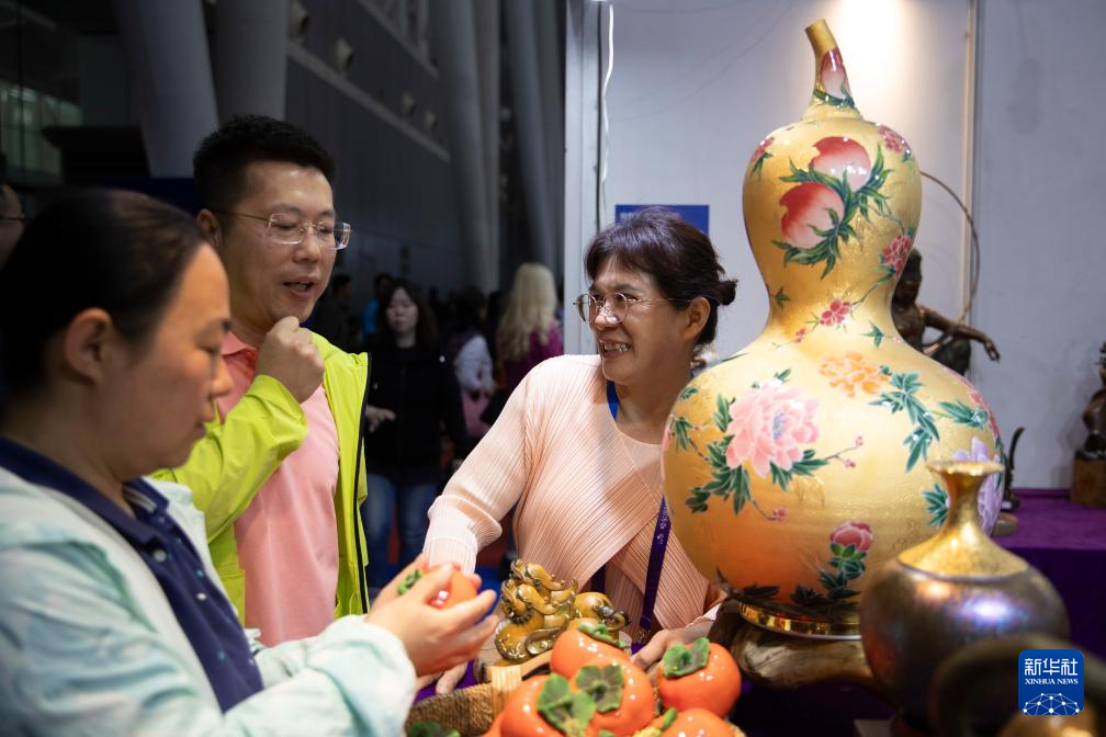 多国工艺品“扮靓”中俄博览会