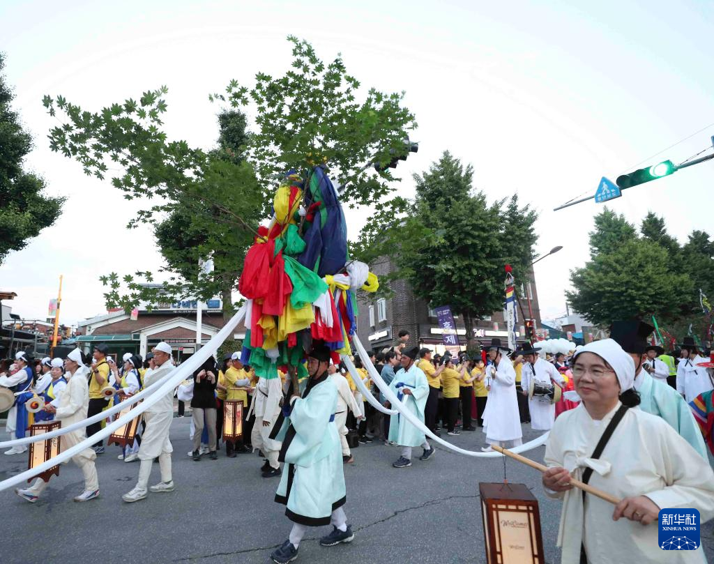 韩国江陵举行民俗联欢