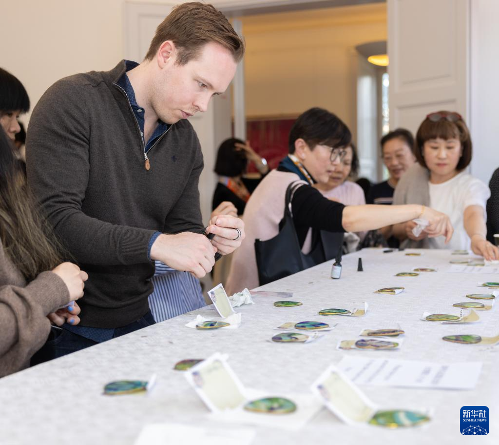 中国景泰蓝艺术交流展在瑞典举办