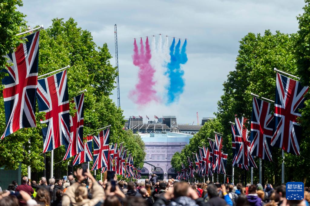 英国举行皇家阅兵式庆祝国王官方生日