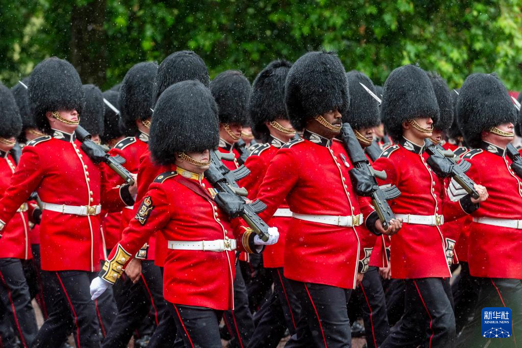 英国举行皇家阅兵式庆祝国王官方生日