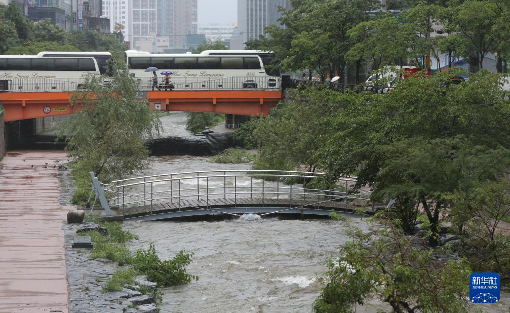 韩国首尔持续降雨