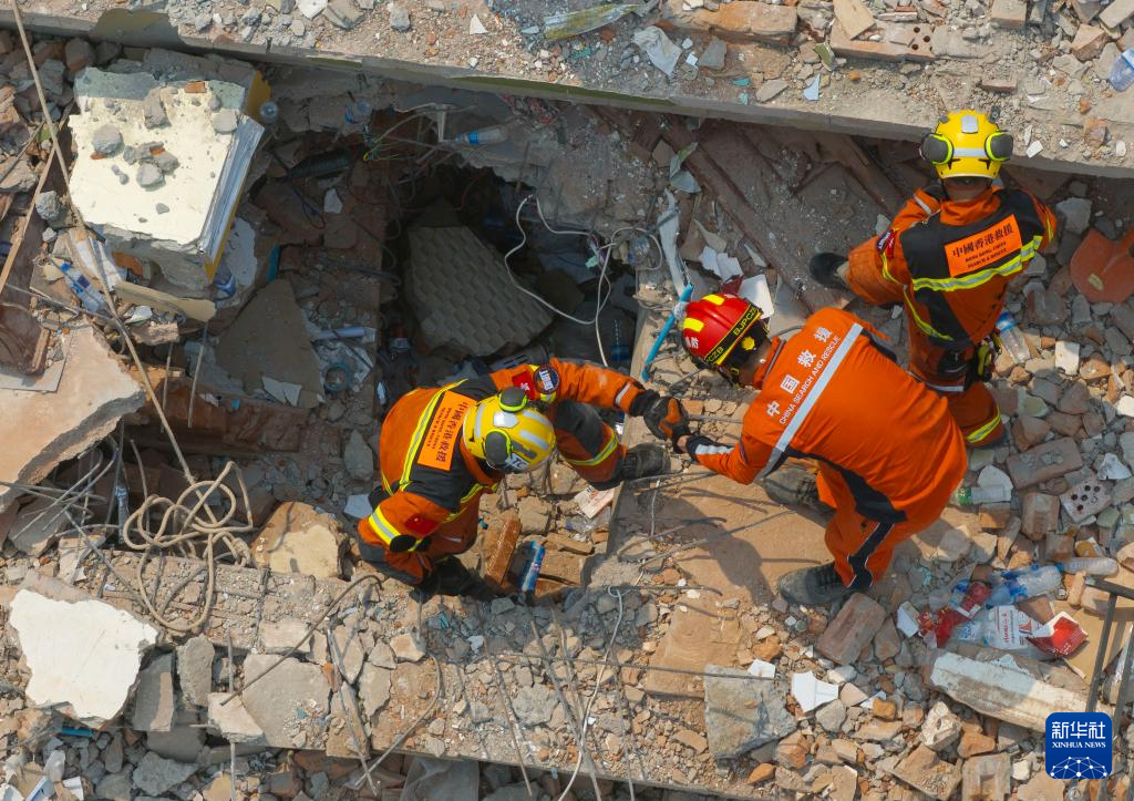 中国救援力量在曼德勒开展联合搜救