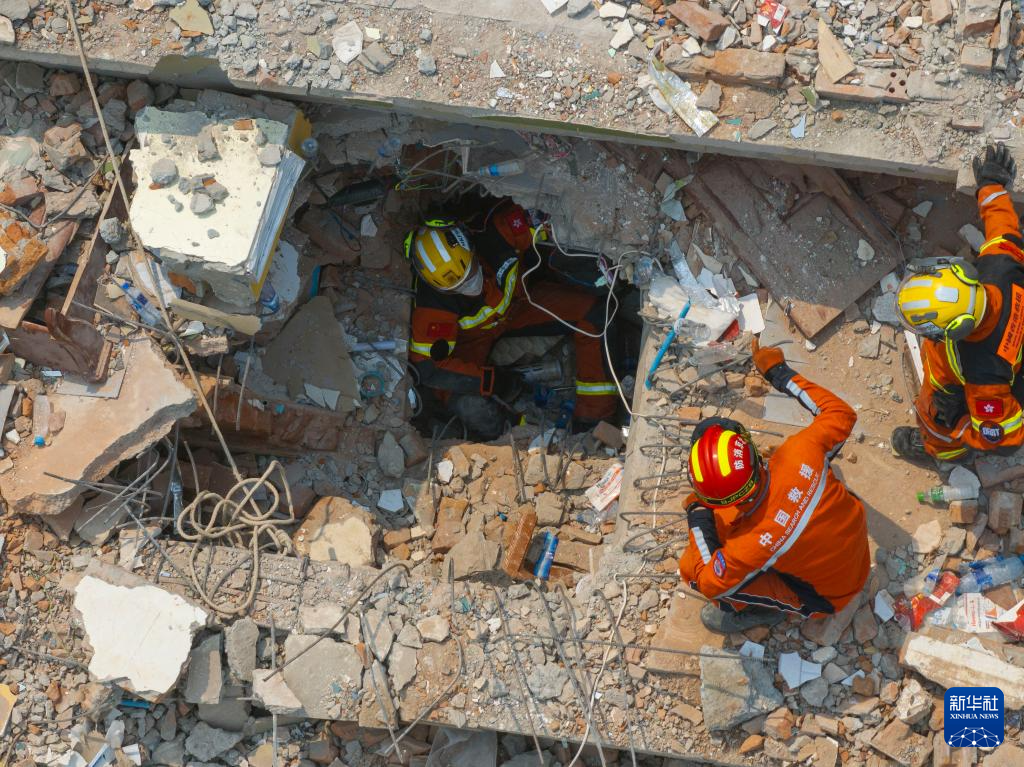 中国救援力量在曼德勒开展联合搜救