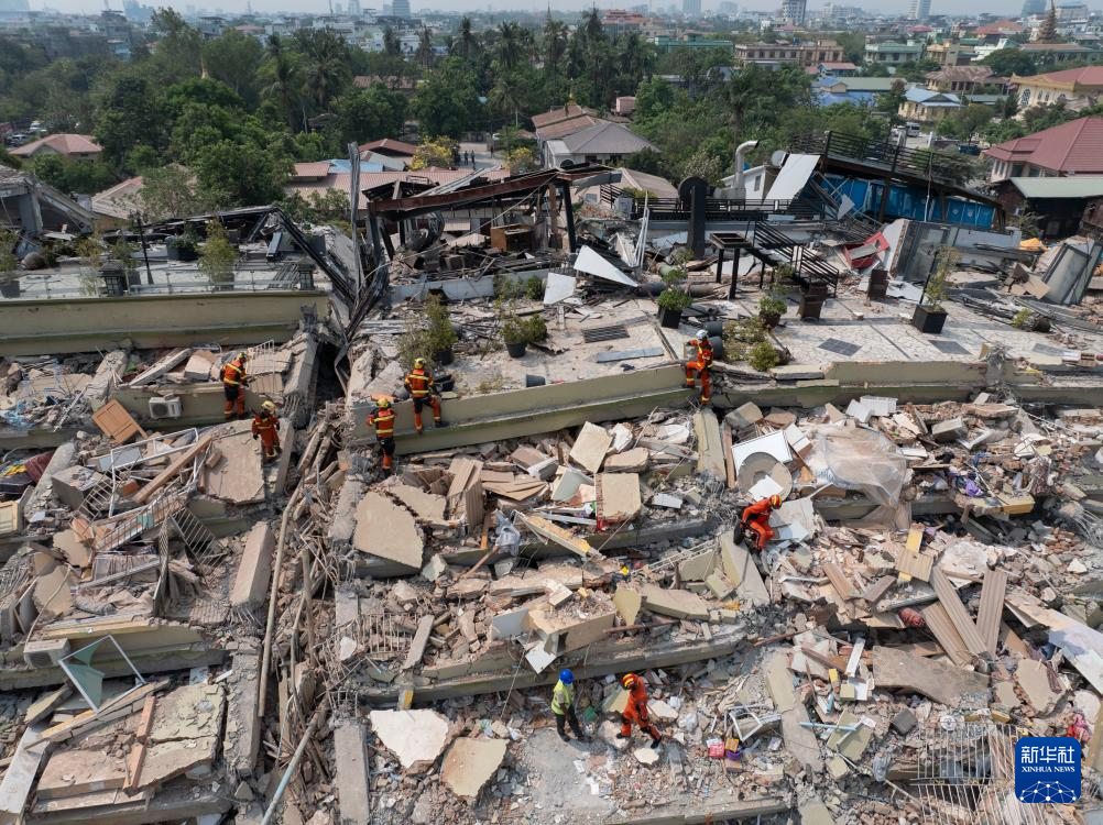 中国救援力量在曼德勒开展联合搜救