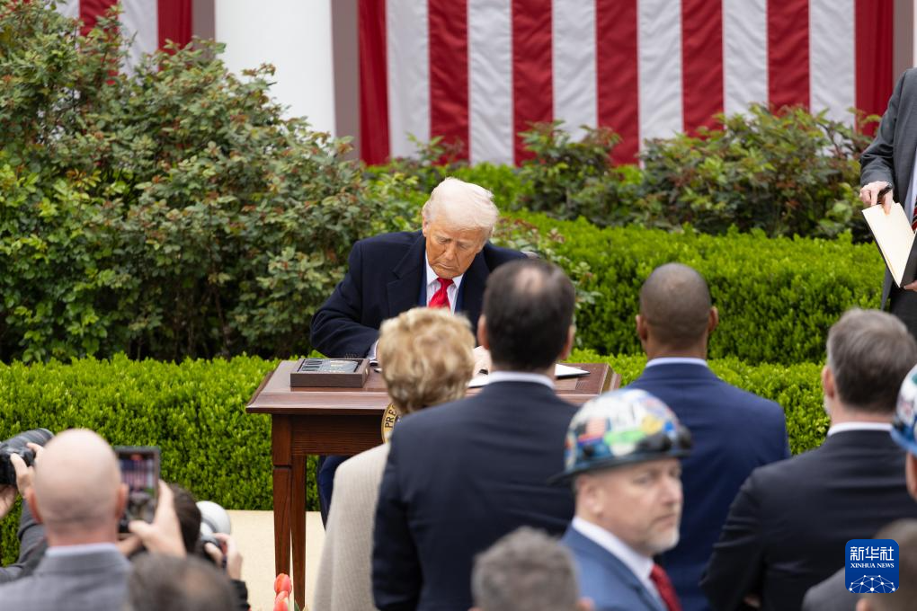 特朗普签署行政令对贸易伙伴征收“对等关税”