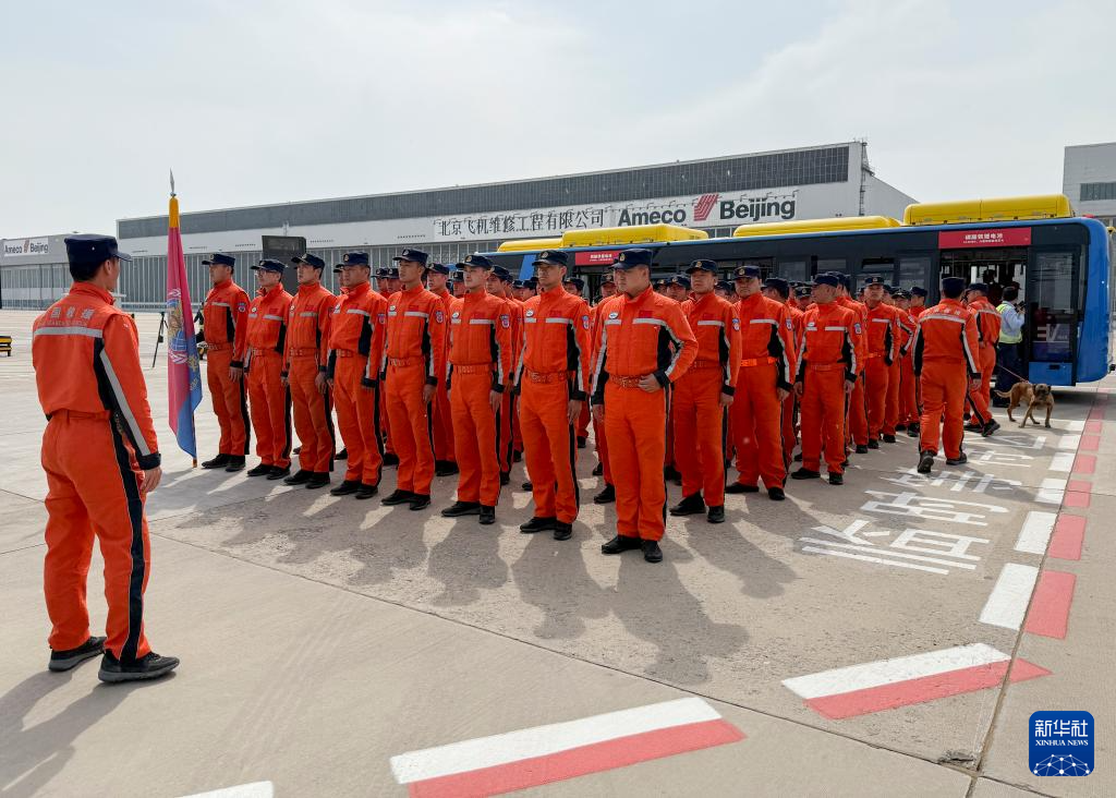 中国救援队伍完成缅甸地震救援任务抵京