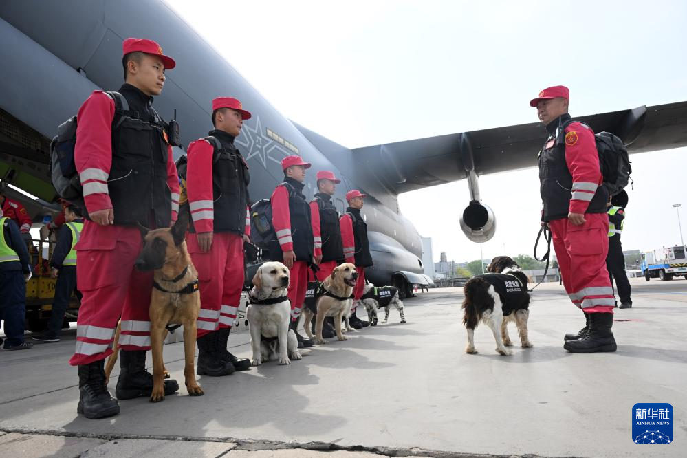中国救援队伍完成缅甸地震救援任务抵京