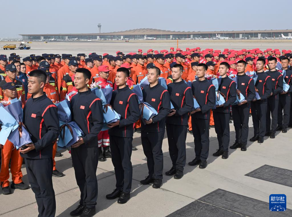 中国救援队伍完成缅甸地震救援任务抵京