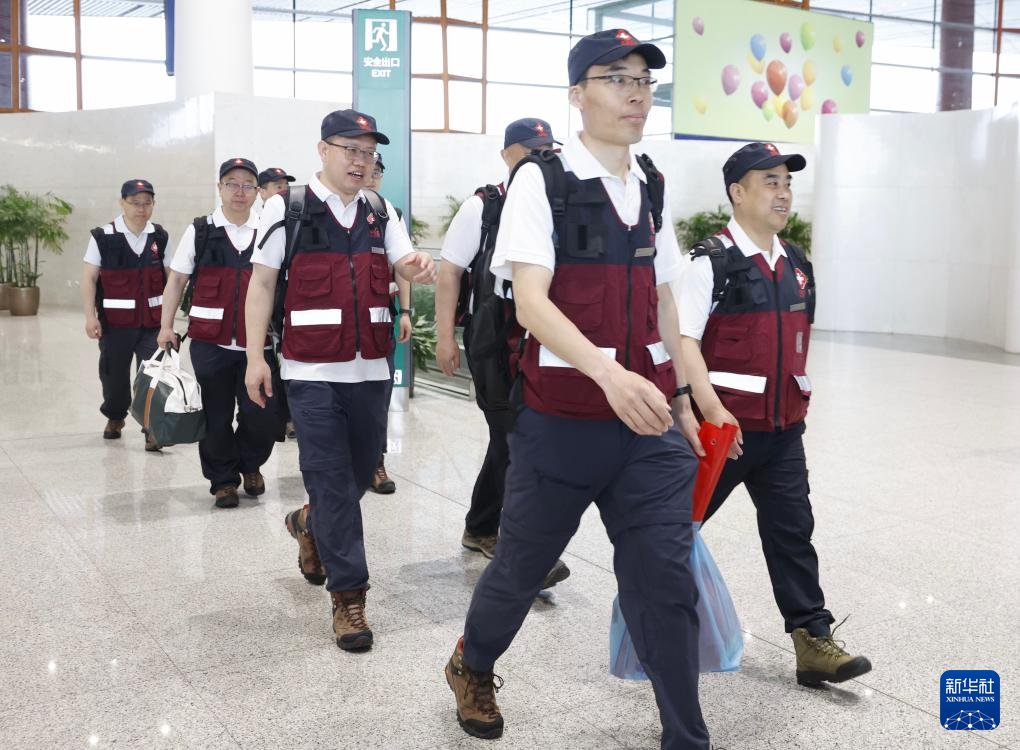 中国政府援缅卫生防疫队启程赴缅