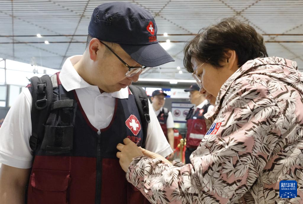 中国政府援缅卫生防疫队启程赴缅