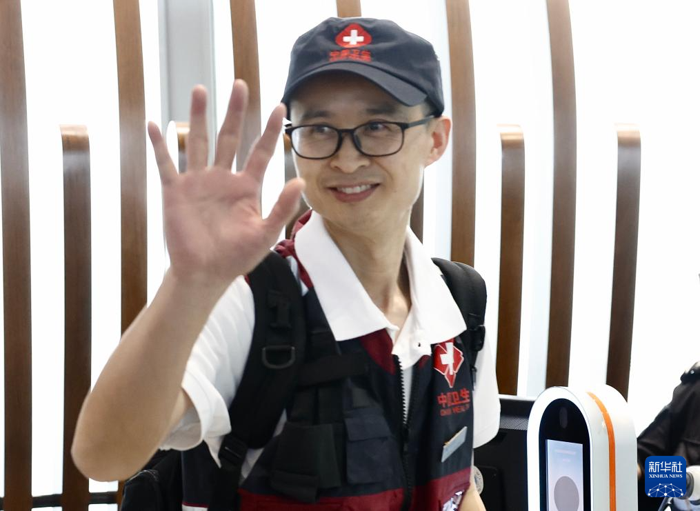 中国政府援缅卫生防疫队启程赴缅