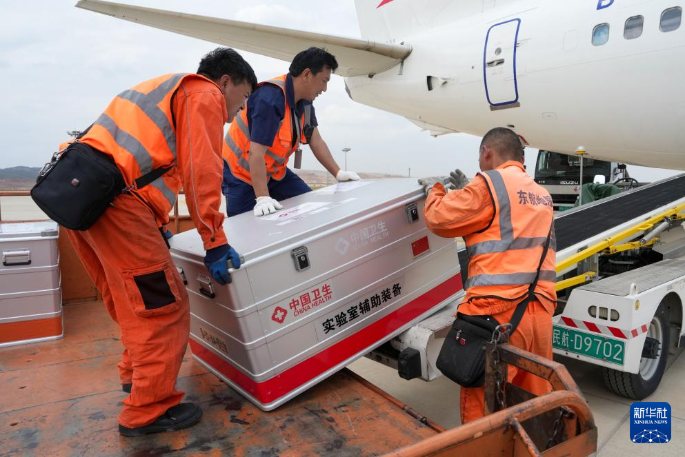中国政府援缅卫生防疫队启程赴缅