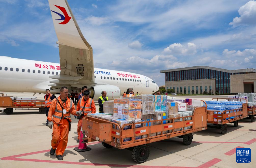 中国政府援缅卫生防疫队启程赴缅