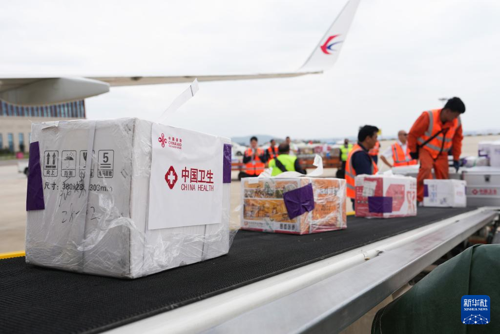 中国政府援缅卫生防疫队启程赴缅