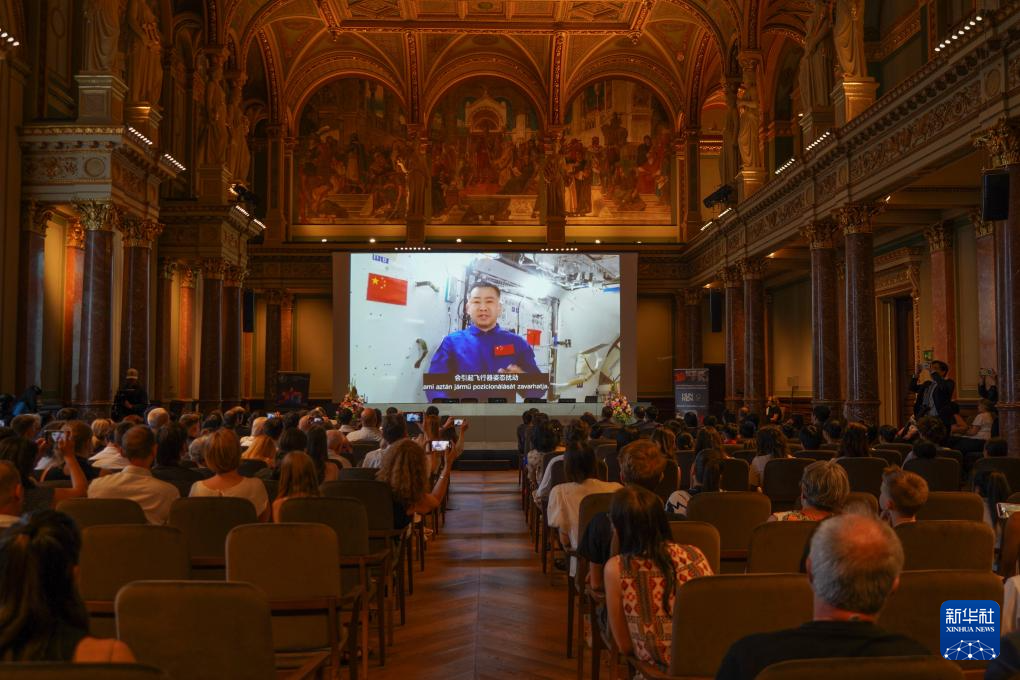 “天宫课堂”在匈牙利布达佩斯开讲