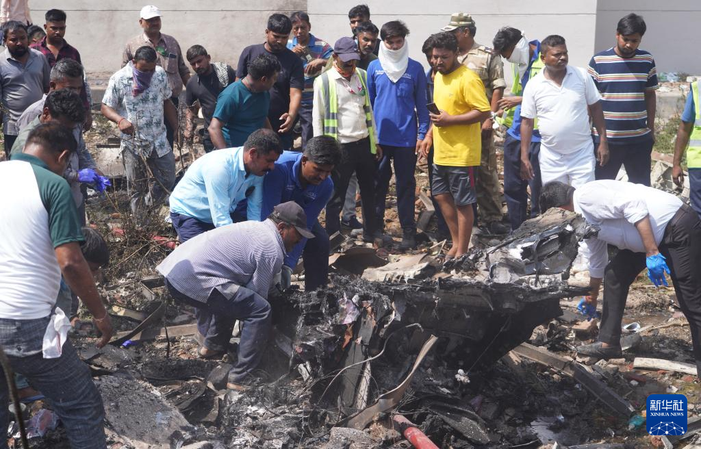 印度客机坠毁爆炸 警方说已找到超200具遗体
