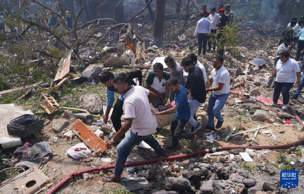 印度客机坠毁爆炸 警方说已找到超200具遗体