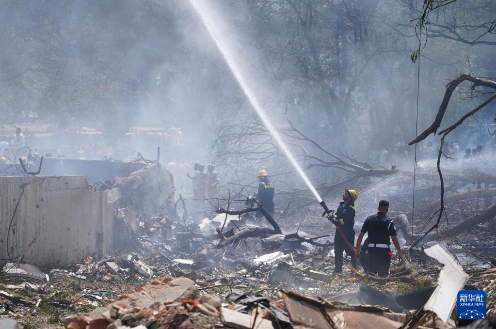 印度客机坠毁爆炸 警方说已找到超200具遗体