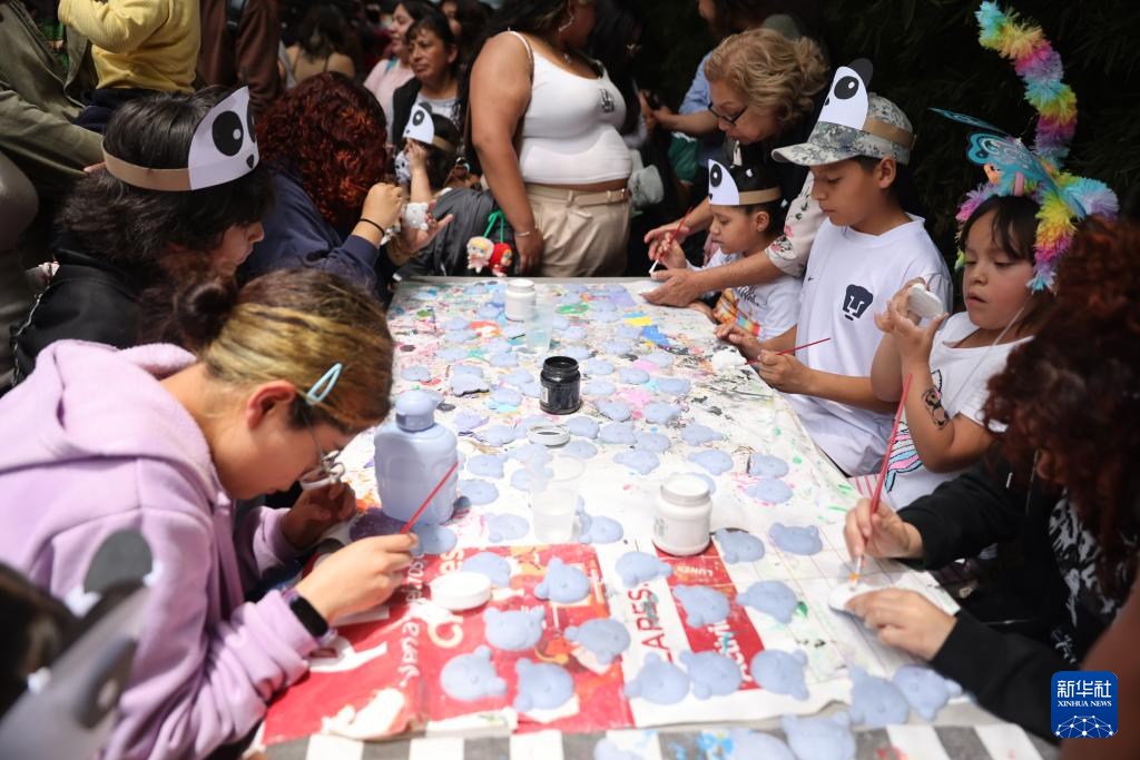 墨西哥举行大熊猫“欣欣”35岁生日庆祝活动
