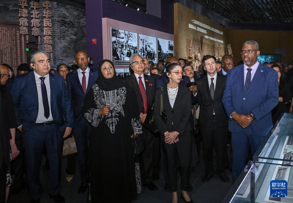 驻华外交官参观纪念中国人民抗日战争暨世界反法西斯战争胜利80周年主题展览