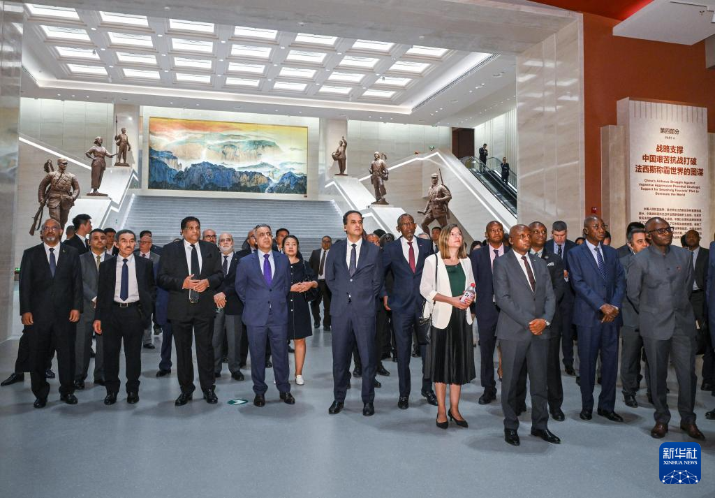 驻华外交官参观纪念中国人民抗日战争暨世界反法西斯战争胜利80周年主题展览