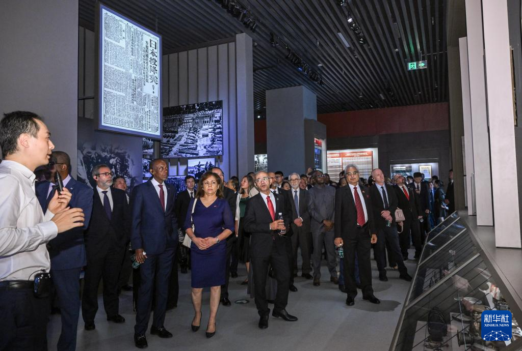 驻华外交官参观纪念中国人民抗日战争暨世界反法西斯战争胜利80周年主题展览