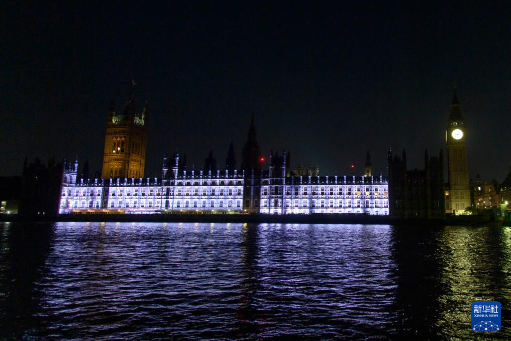 英国点亮地标建筑纪念二战对日作战胜利80周年