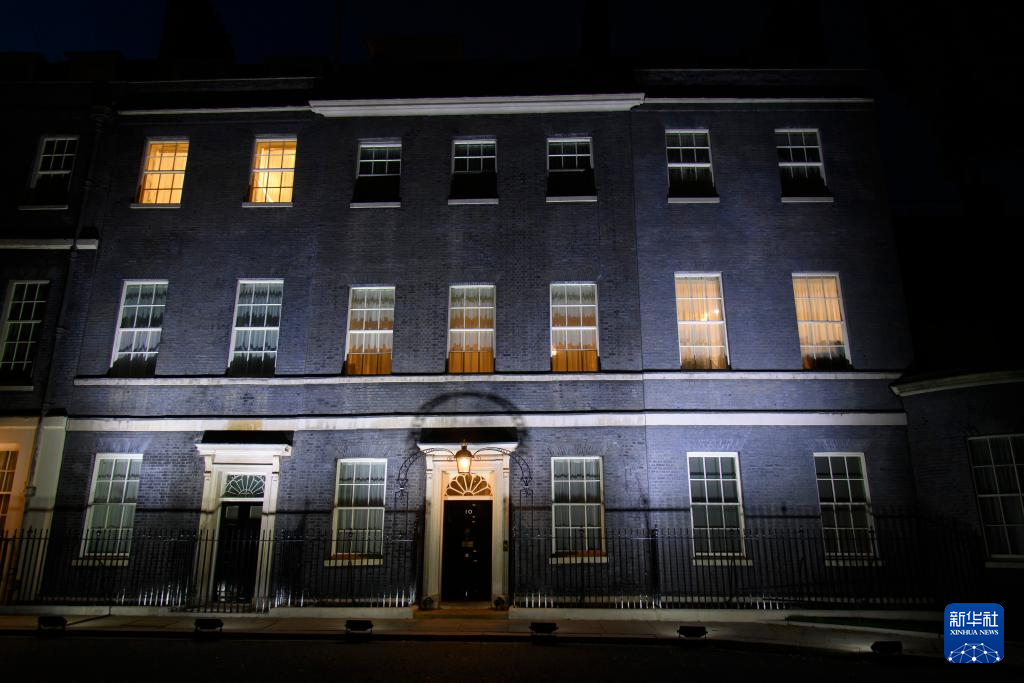 英国点亮地标建筑纪念二战对日作战胜利80周年