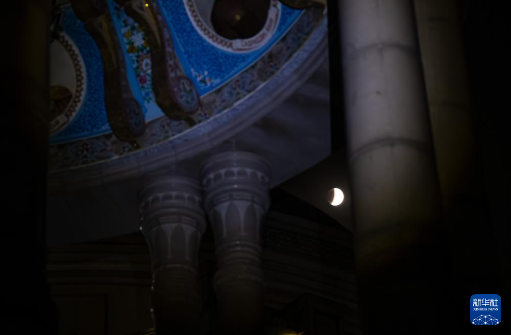 全球多地天宇上演壮观月全食