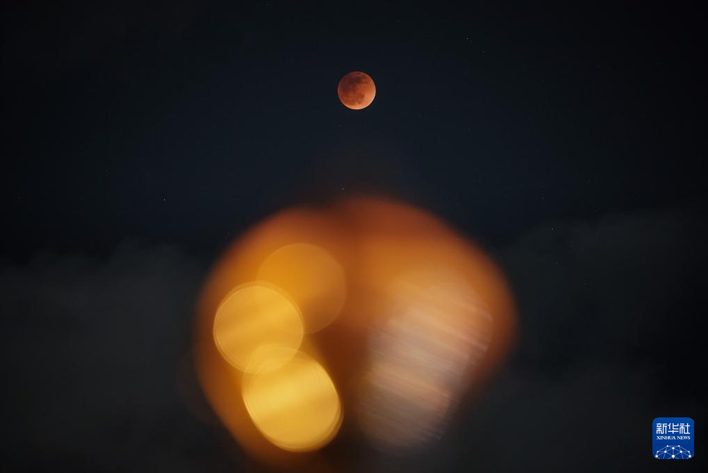 全球多地天宇上演壮观月全食