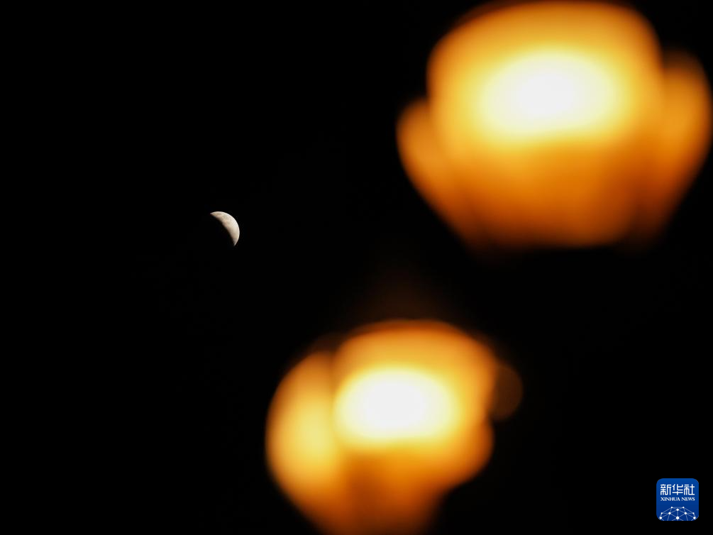 全球多地天宇上演壮观月全食