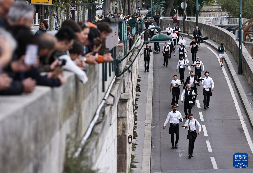 巴黎举行具有百年历史的服务员赛跑