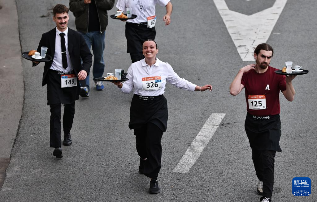 巴黎举行具有百年历史的服务员赛跑