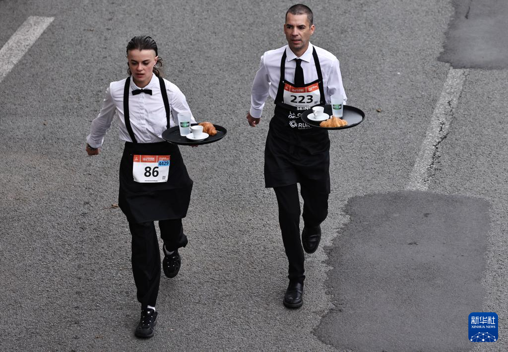 巴黎举行具有百年历史的服务员赛跑