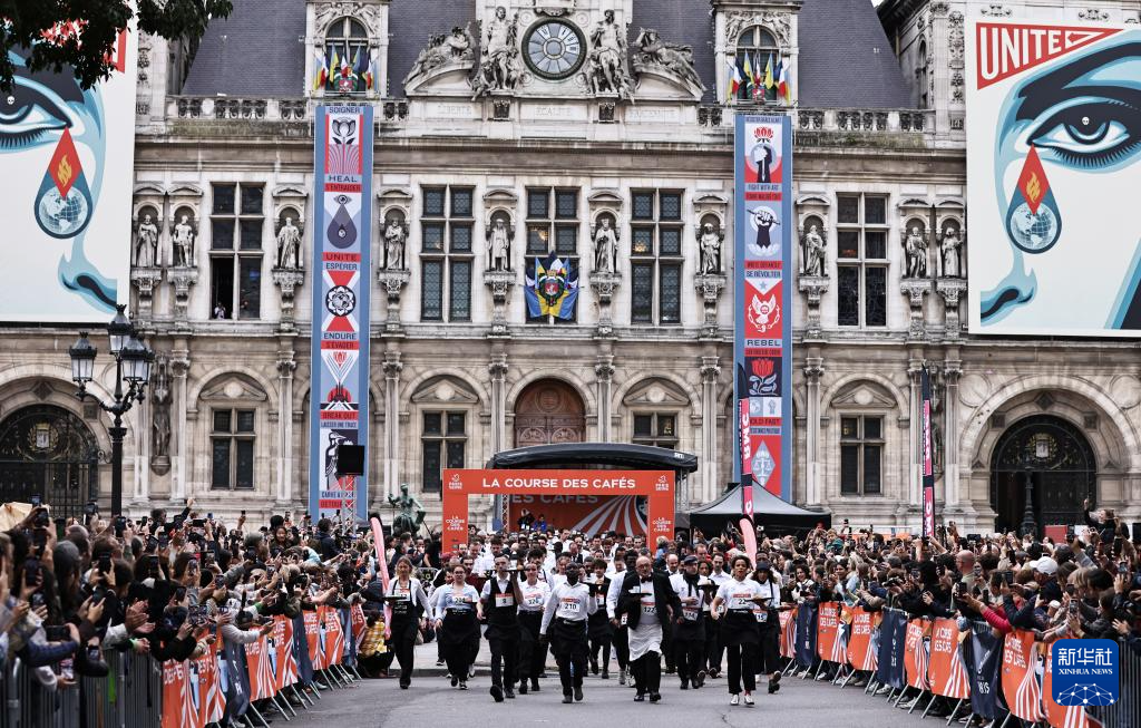 巴黎举行具有百年历史的服务员赛跑