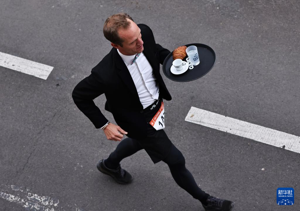 巴黎举行具有百年历史的服务员赛跑