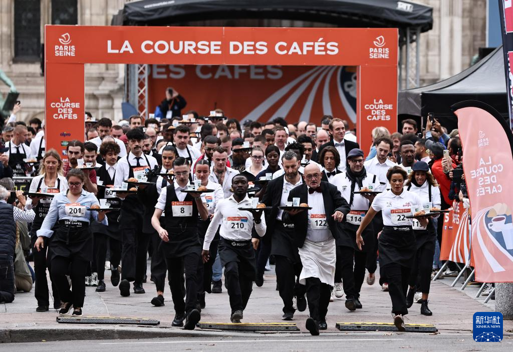 巴黎举行具有百年历史的服务员赛跑