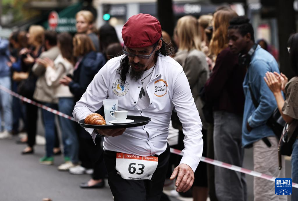 巴黎举行具有百年历史的服务员赛跑