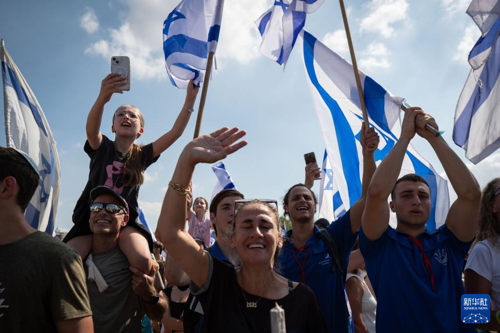 被哈马斯释放的以方被扣押人员抵达以色列