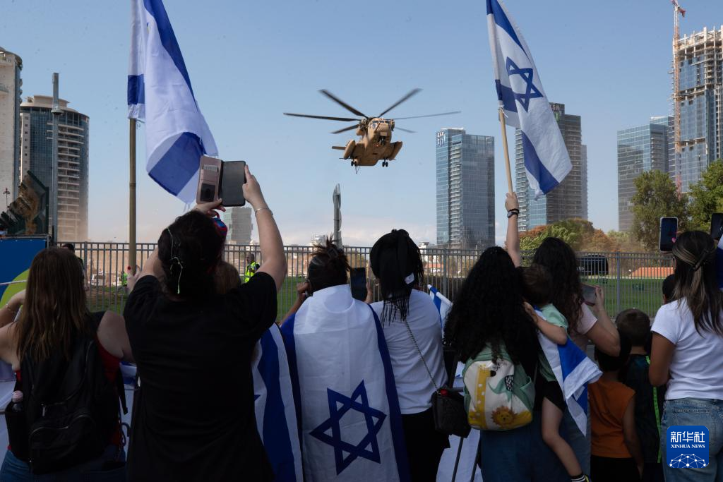 被哈马斯释放的以方被扣押人员抵达以色列