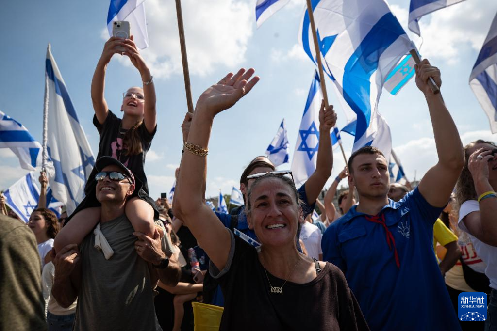 被哈马斯释放的以方被扣押人员抵达以色列