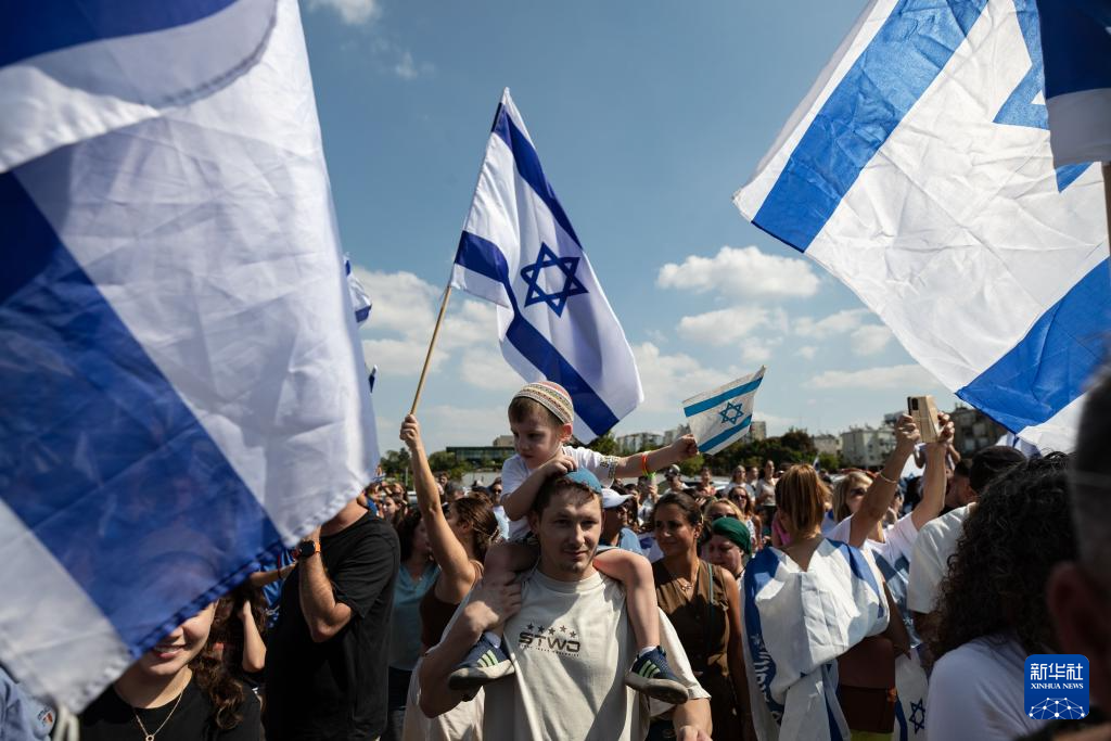 被哈马斯释放的以方被扣押人员抵达以色列